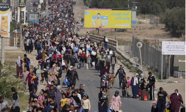 Χιλιάδες Παλαιστίνιοι εγκαταλείπουν τα σπίτια τους στη Γάζα