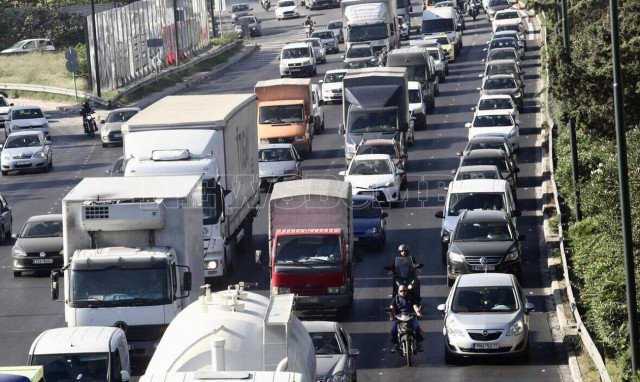 Κίνηση: Ακινητοποιημένο όχημα στον Κηφισό - Μποτιλιάρισμα από Λυκόβρυση μέχρι Περιστέρι