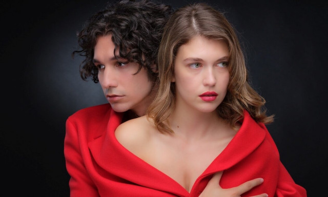 Στα χνάρια του Παπακαλιάτη: Η Κλέλια Ανδριολάτου σε ρόλο σκηνοθέτη