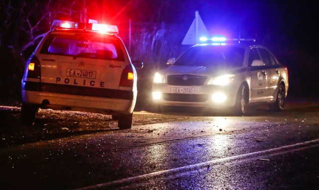 Τρελή πορεία ΙΧ στην οδό Αθηνάς: Ξήλωσε κολώνες ηλεκτροφωτισμού και ανετράπη - Κλειστός ο δρόμος