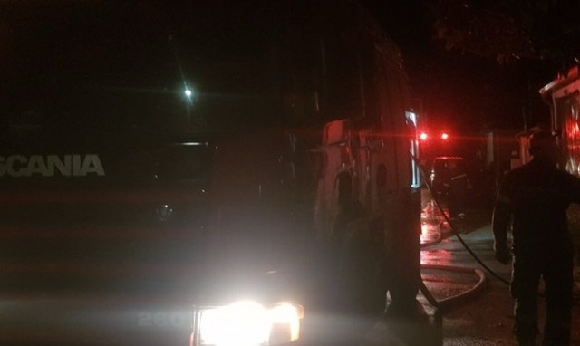 Συναγερμός στη Λάρισα - Στις φλόγες η σκεπή σπιτιού