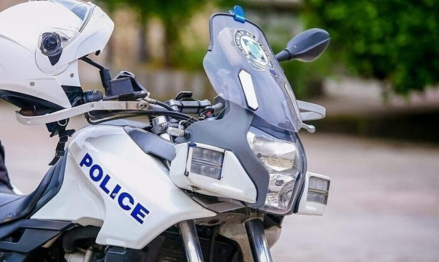 Χαλκίδα: Αστυνομικός ξυλοκοπήθηκε από νεαρούς - Tου επιτέθηκαν με μαχαίρι, μπουκάλια και καρέκλες