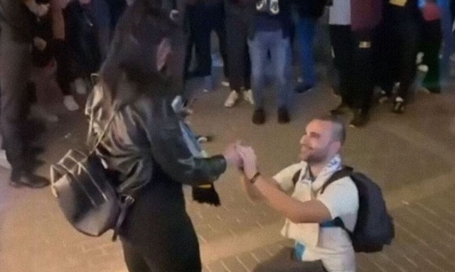 OPAP Arena: Αποθεώθηκε οπαδός της Μαρσέιγ που έκανε πρόταση γάμου σε φαν της ΑΕΚ