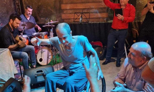Ρέθυμνο: Κρητικός χορεύει ζεϊμπέκικο σε καροτσάκι και γίνεται αποθεώνεται