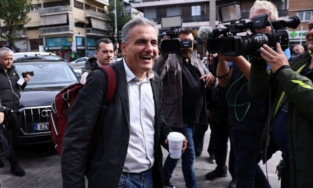 Τσακαλώτος και Πέρκα δεν παραδίδουν την έδρα