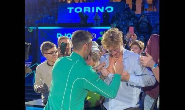 Νόβακ Τζόκοβιτς: «Τρέλα» για τον Σέρβο! Υπέγραψε στο στήθος θαυμαστή του (video)