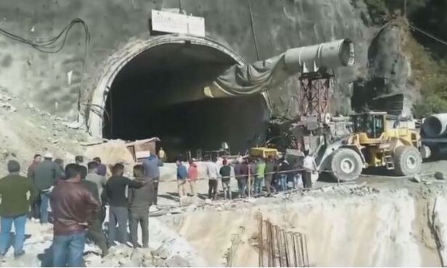 Θρίλερ στην Ινδία: Τουλάχιστον 30 εργαζόμενοι εγκλωβίστηκαν μετά από κατάρρευση σήραγγας στα Ιμαλάϊα