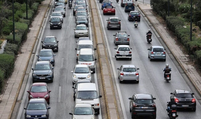 Κίνηση: «Κόλαση» στους δρόμους - Μεγάλες καθυστερήσεις σε Κηφισό και Αττική Οδό