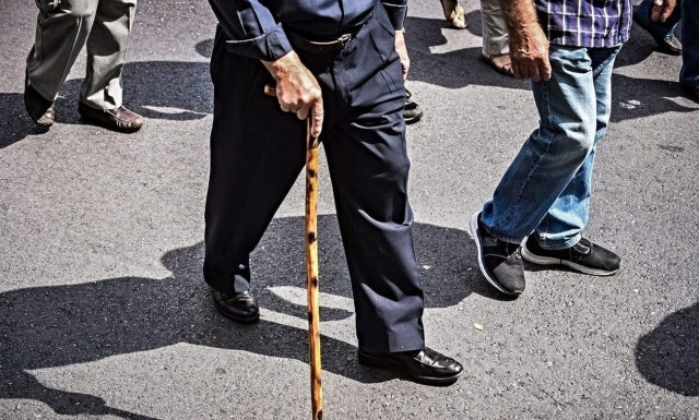Οι 15 αλλαγές σε συντάξεις, επιδόματα και εισφορές