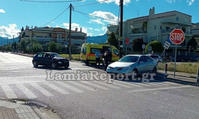 Σφοδρή σύγκρουση δύο ΙΧ στη Λαμία - Ένας τραυματίας