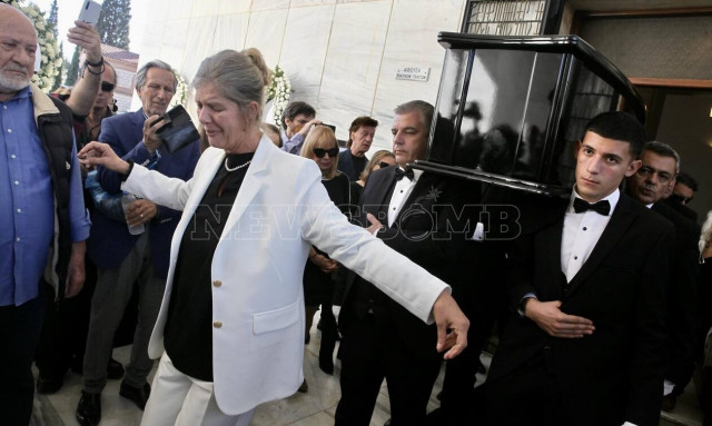 Σπύρος Φωκάς: Το ζεϊμπέκικο της συζύγου του στην κηδεία - Συγκλονιστικές εικόνες