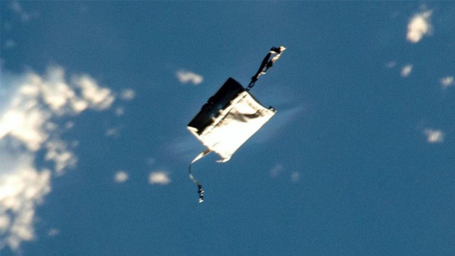 Σάκος με εργαλεία σε ...τροχιά γύρω από τη Γη: Έπεσε από τον Διεθνή Διαστημικό Σταθμό