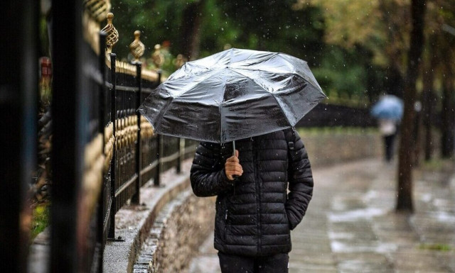Καιρός αύριο: Πέφτει η θερμοκρασία - Σε ποιες περιοχές θα χρειαστείτε ομπρέλα