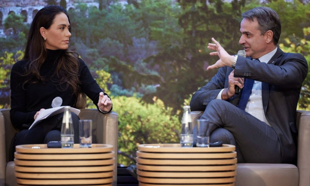 Φράνκα Λέφελντ: Η εντυπωσιακή σύζυγος του ΥΠΟΙΚ της Γερμανίας που πήρε συνέντευξη στον Μητσοτάκη