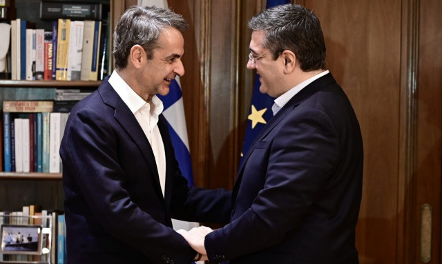 Ο Κυριάκος Μητσοτάκης υποδέχθηκε τον Απόστολο Τζιτζικώστα στο Μέγαρο Μαξίμου