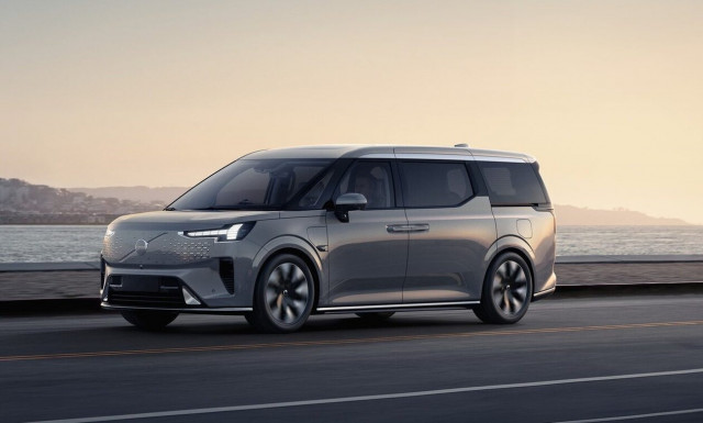 Το ηλεκτρικό Volvo EM90 είναι ένα κινούμενο σαλόνι