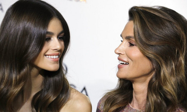 Σίντι Κρόφορντ: Σαν «δύο σταγόνες νερό» με την κόρη της Κάια- «Αν αναρωτιέστε έχει πιο μακριά πόδια»