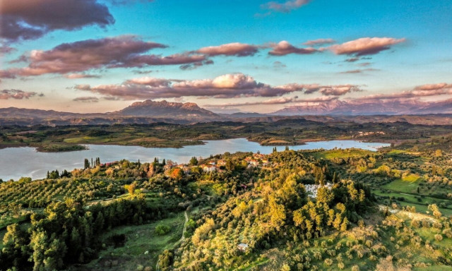 Καιρός: Τετάρτη με λίγη συννεφιά και μέχρι 26 βαθμούς – Πλησιάζει η πρώτη χειμωνιάτικη κακοκαιρία