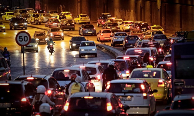 Κίνηση τώρα: Μποτιλιάρισμα σε Κηφισό, Αττική Οδό και Κηφισίας – Πού εντοπίζονται προβλήματα