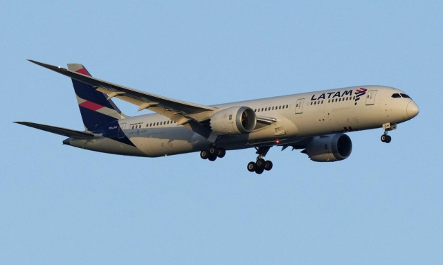 Πτήση-θρίλερ για Airbus που πετούσε πάνω από τη Βραζιλία - Χτύπησε πουλί και πήρε φωτιά ο κινητήρας