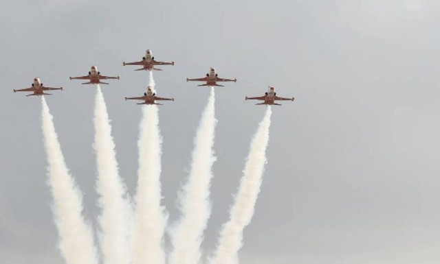 Αεροπλάνα της τουρκικής αεροπορίας «παρέλασαν» στα κατεχόμενα (vid)