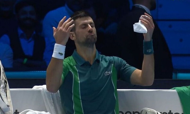 Επικός ο Νόβακ Τζόκοβιτς ως... μαέστρος - Συντόνιζε τις εις βάρος του αποδοκιμασίες στο ATP Finals