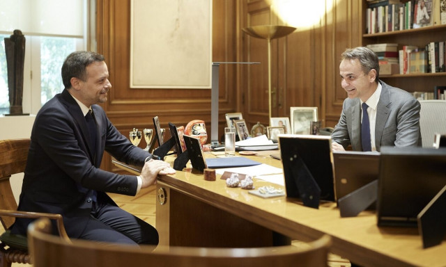 PM Mitsotakis meets with new Athens Mayor Haris Doukas