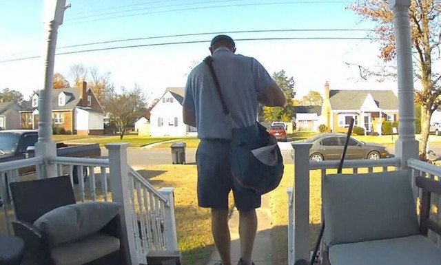 Ταχυδρόμος αφήνει «οπίσθιους» ήχους χωρίς να καταλάβει ότι τον καταγράφουν κάμερες ασφαλείας