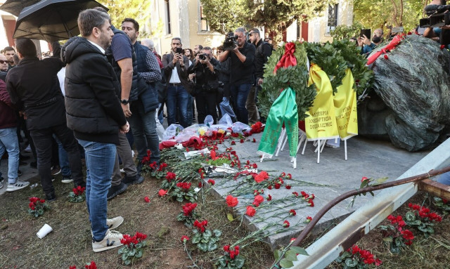 Νίκος Ανδρουλάκης: Του πέταξαν καφέδες κατά την κατάθεση στεφάνου για το Πολυτεχνείο