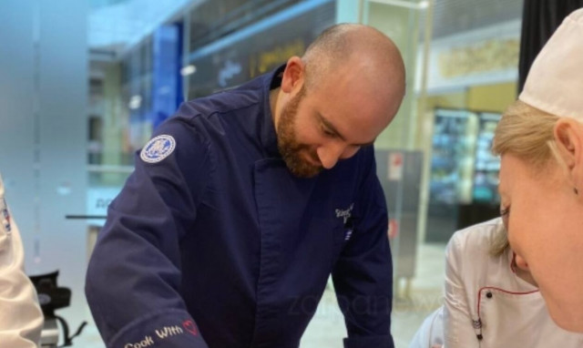 Ρωσία: Έλληνας σεφ διδάσκει την ελληνική κουζίνα στην Αγία Πετρούπολη