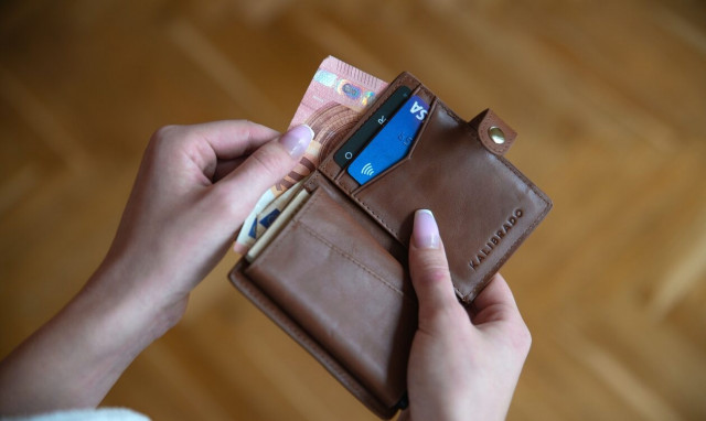 Πώς θα γλιτώσετε από το «ελάχιστο εισόδημα» της εφορίας – Υπολογίστε μόνοι σας