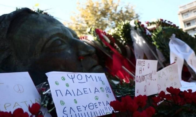 Η ιστορία πίσω από το γλυπτό που βρίσκεται στον περίβολο του Πολυτεχνείου (vid)