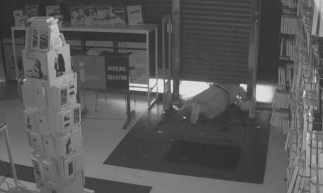 Ληστεία στην Κηφισίας: «Σε τρία λεπτά έσπασαν οκτώ βιτρίνες», είπε ο ιδιοκτήτης του κατάστηματος