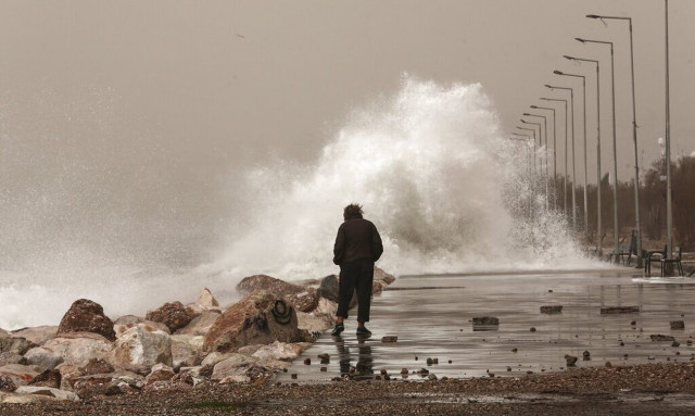 Καιρός: Πλησιάζει το ψυχρό μέτωπο – Σαββατοκύριακο με μεγάλη πτώση της θερμοκρασίας και καταιγίδες