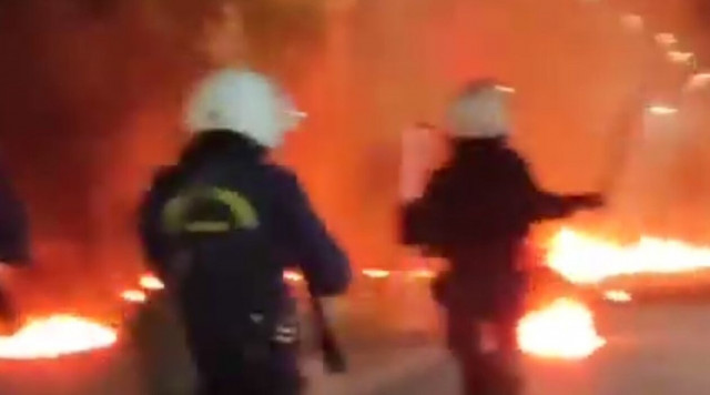 Πορεία για το Πολυτεχνείο: Επεισόδια και μολότοφ στην Πάτρα - Τρεις συλλήψεις (vid)