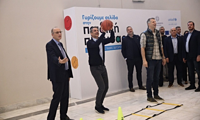 Ο Κυριάκος Μητσοτάκης μαγείρεψε με τον Πάνο Ιωαννίδη και έριξε σουτάκια με τον Θοδωρή Παπαλουκά