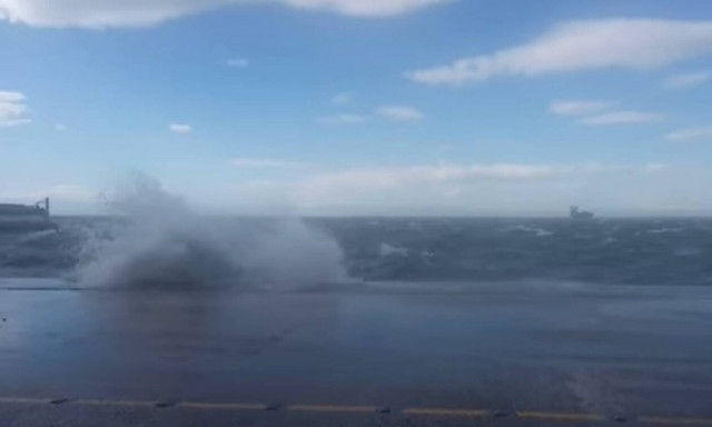 Θεσσαλονίκη: Ο Βαρδάρης «σήκωσε» τα πάντα στο πέρασμά του - Στο νοσοκομείο μια γυναίκα