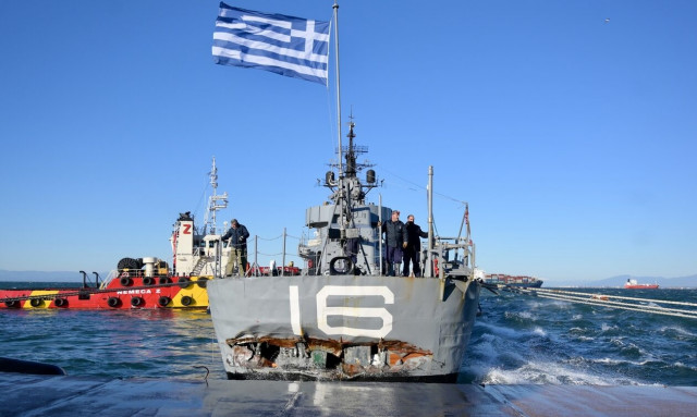 Βέλος: Ρυμουλκήθηκε με επιτυχία το ιστορικό αντιτορπιλικό στο λιμάνι της πόλης