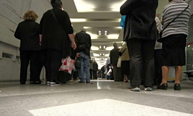 Ελεύθεροι επαγγελματίες: Ποιοι θα πληρώσουν παραπάνω φόρο - Πόσο ανεβαίνει ο λογαριασμός