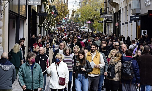 «Ανάσα» πριν από τα Χριστούγεννα – Αυξήσεις, επιδόματα και τα άλλα μέτρα για τη στήριξη των πολιτών