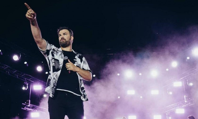 Ο Γιώργος Σαμπάνης το… τερμάτισε – Τραγούδησε ξαπλωμένος στα πανέρια (βίντεο)