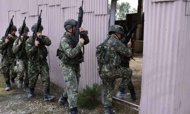 Έλληνες αξιωματικοί εκπαίδευσαν Αλβανούς σε επιχειρήσεις αστικού πολέμου (εικόνες)