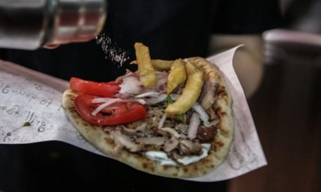 Οι Έλληνες «κόβουν» το σουβλάκι: Από «χρυσό» το αγαπημένο τους fast food