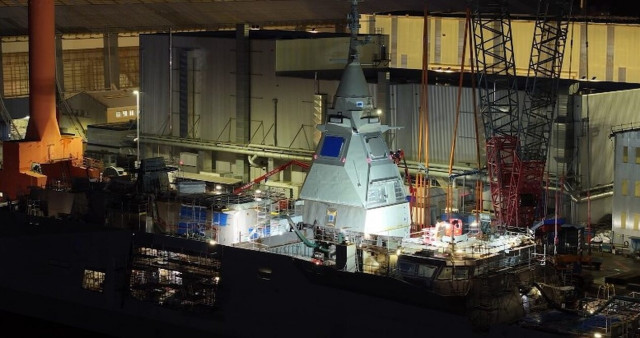 Η Φρεγάτα «Κίμων» απέκτησε «νοημοσύνη» - Δείτε το βίντεο με την τοποθέτηση του «καταρτιού»