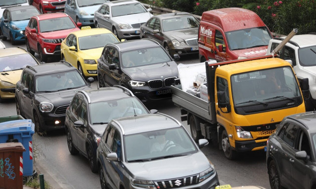 Κίνηση: Καθυστερήσεις άνω των 30 λεπτών στην Αττική Οδό - Πού αλλού έχει μποτιλιάρισμα