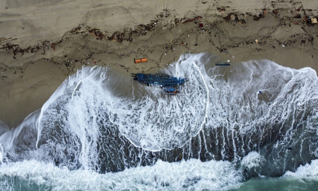 Ναυάγιο στην Ιταλία: Οκτώ αγνοούμενοι και 43 διασωθέντες