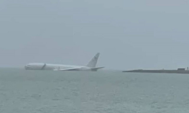 ΗΠΑ: Αεροσκάφος του Πολεμικού Ναυτικού έπεσε στη θάλασσα κατά την προσγείωση (vid)