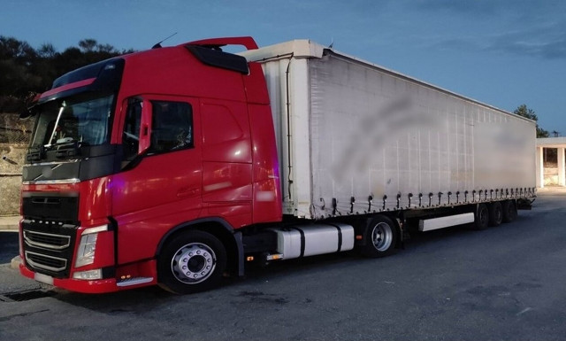 Έβρος: Μετέφερε σε καρότσα φορτηγού τρεις παράνομους μετανάστες