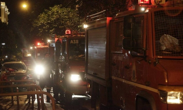 Φωτιά σε ψητοπωλείο στην Πεύκη - Τραυμάτισαν εργαζόμενο του καταστήματος