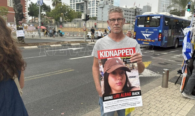 Συγγενής ομήρου στο Newsbomb.gr: «Είμαστε ευτυχείς για τη συμφωνία - Ανυπομονούμε για τα καλά νέα»